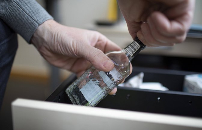 Die Zahl der Alkoholsüchtigen im Job stieg in den vergangenen Jahren deutlich.<span class='image-autor'>Foto: imago images/Ute Grabowsky/photothek</span>