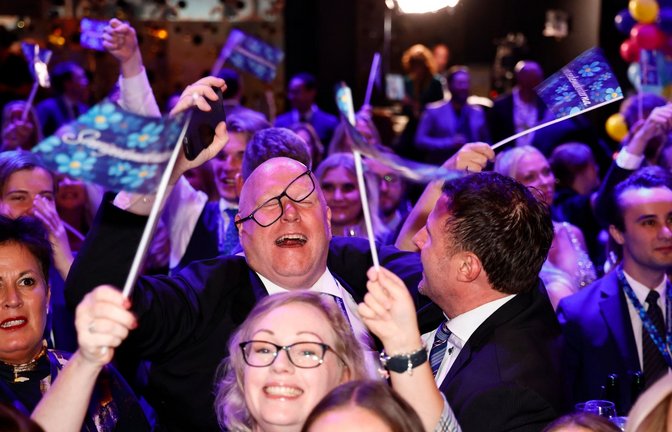 Anhänger der rechtspopulistischen Schwedendemokraten feiern nach der Parlamentswahl in der Nähe von Stockholm.<span class='image-autor'>Foto: Stefan Jerrevång/TT News Agency via AP/dpa</span>