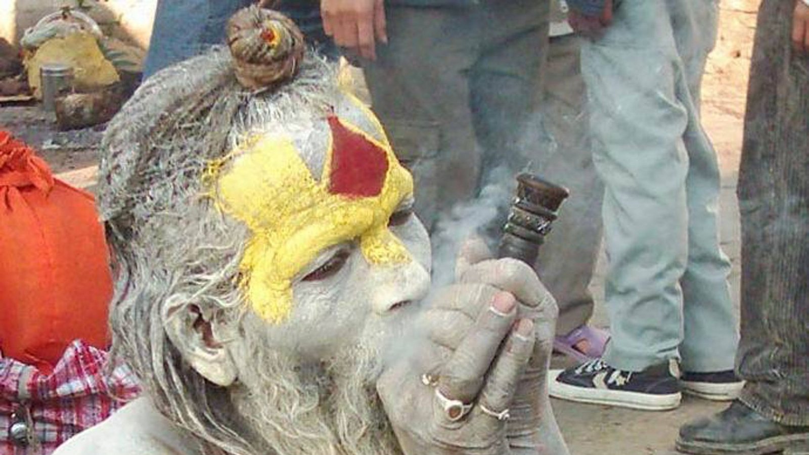 Viele Hindus leben vegan, was gemäß der hinduistischen Karma-Lehre als gute Tat gilt. Da jeder auch als Tier wieder geboren werden kann, ist es das höchste Gebot, alles Lebendinge zu schonen (Aschebedeckter Pilger an Shivaratri in Pashupatinath).Foto: Wikipdia commons/Bhutri Viele Hindus leben vegan, was gemäß der hinduistischen Karma-Lehre als gute Tat gilt. Da jeder auch als Tier wieder geboren werden kann, ist es das höchste Gebot, alles Lebendinge zu schonen (Aschebedeckter Pilger an Shivaratri in Pashupatinath).Foto: Wikipdia commons/Bhutri
