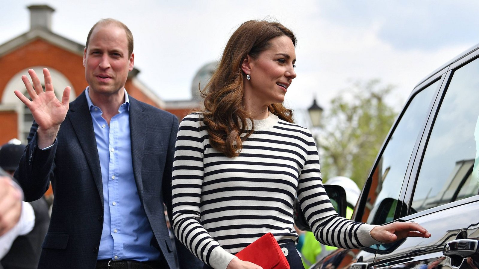 2019: Bei einem Termin mit Prinz William kombinierte Kate einen schmal geschnittenen Streifenpulli mit einer hochsitzenden dunkelblauen Marlenehose.Foto: imago images/i Images/i-Images