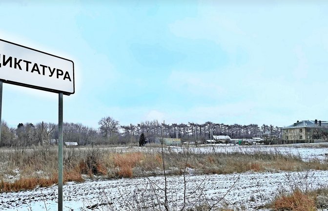 Diktatura: Ein Ort, wie es ihn so viele gibt quer durch Russland. Ein paar hundert Seelen, viel Land, viel Wald, viel Wiese.<span class='image-autor'>Foto: Inna Hartwich</span>