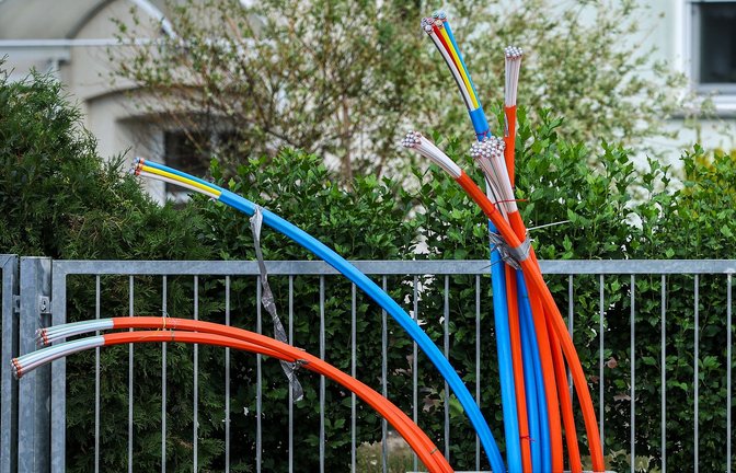 Glasfaser-Kabel an einem Schaltschrank.<span class='image-autor'>Foto: Jan Woitas/dpa</span>