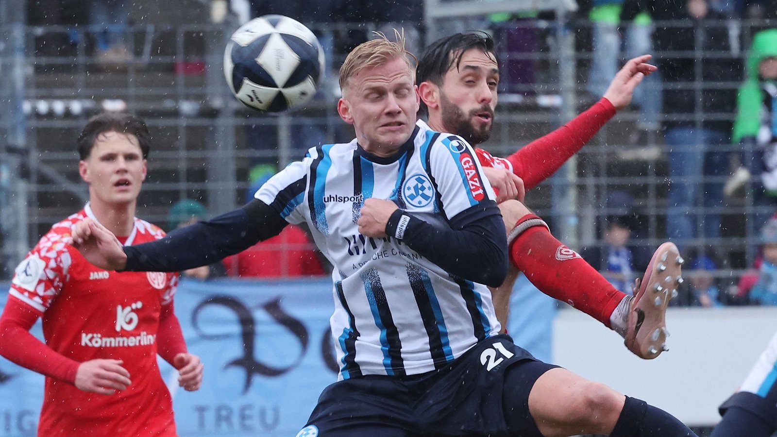 Kickers-Mittelfeldstratege Per Lockl ist nach abgebrummter Sperre gegen die TSG Balingen wieder spielberechtigt.Foto: Baumann/Hansi Britsch