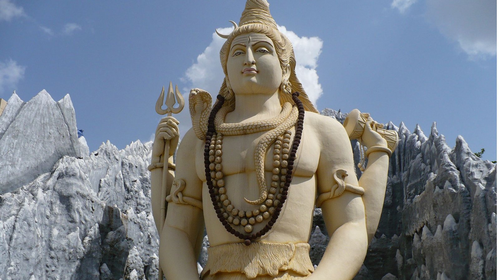 Hindus fasten zu bestimmten Mondkonstellationen, zu Feiertagen und selbst gewählten Zeiten. Hindus fasten zu bestimmten Mondkonstellationen, zu Feiertagen und selbst gewählten Zeiten (Foto: Shiva-Statue vor einer künstlichen Bergkulisse in der südindischen Stadt Bangalore)Foto: Wikipedia commons/Indianhilbilly/CC BY-SA 3.0 Hindus fasten zu bestimmten Mondkonstellationen, zu Feiertagen und selbst gewählten Zeiten. Hindus fasten zu bestimmten Mondkonstellationen, zu Feiertagen und selbst gewählten Zeiten (Foto: Shiva-Statue vor einer künstlichen Bergkulisse in der südindischen Stadt Bangalore)Foto: Wikipedia commons/Indianhilbilly/CC BY-SA 3.0