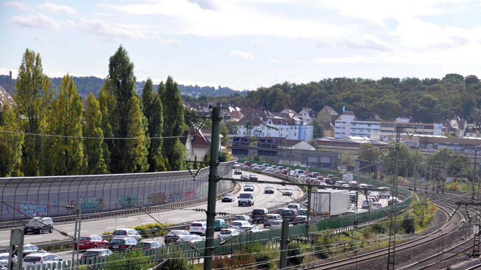 Die Bundesstraße durch Zuffenhausen wird als Ausweichroute für den gesperrten Engelbergtunnel genutzt.Foto: Andreas Rosar Die Bundesstraße durch Zuffenhausen wird als Ausweichroute für den gesperrten Engelbergtunnel genutzt.Foto: Andreas Rosar