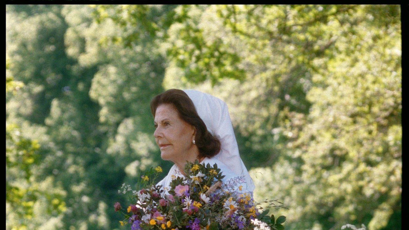 Am 19. Juni 2026 ist das Königspaar seit 50 Jahren verheiratet. Anlässlich des 50-jährigen Jubiläums der Königin als Gattin des Königs werden neue Fotos veröffentlicht, die im Schlosspark von Drottningholm aufgenommen wurden. Auf den Fotos trägt die Königin ihre Öland-Tracht.Foto: Therese Öhrvall/The Royal Court of Sweden Am 19. Juni 2026 ist das Königspaar seit 50 Jahren verheiratet. Anlässlich des 50-jährigen Jubiläums der Königin als Gattin des Königs werden neue Fotos veröffentlicht, die im Schlosspark von Drottningholm aufgenommen wurden. Auf den Fotos trägt die Königin ihre Öland-Tracht.Foto: Therese Öhrvall/The Royal Court of Sweden