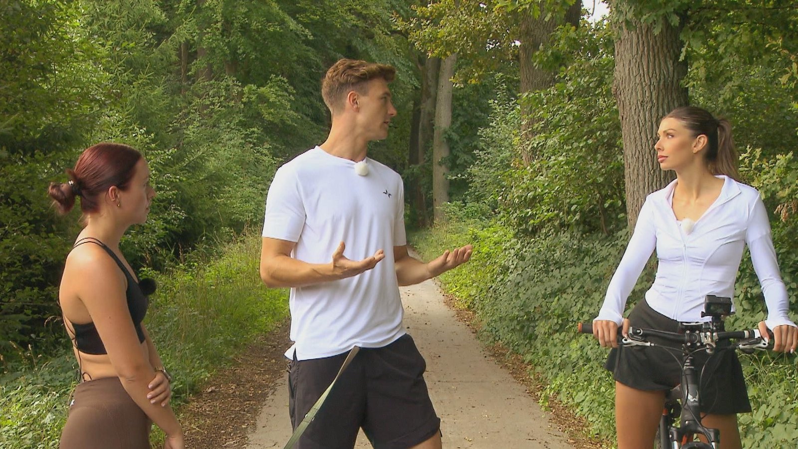 Bei der morgendlichen Joggingrunde erzählt Friedrich Laura (li.) und Selina von den Aufgaben, die ein Jäger hat.Foto: RTL Bei der morgendlichen Joggingrunde erzählt Friedrich Laura (li.) und Selina von den Aufgaben, die ein Jäger hat.Foto: RTL