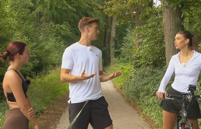 Bei der morgendlichen Joggingrunde erzählt Friedrich Laura (li.) und Selina von den Aufgaben, die ein Jäger hat.<span class='image-autor'>Foto: RTL</span>
