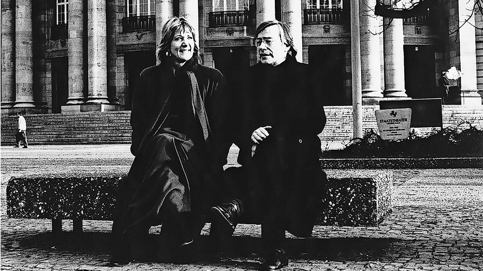 Klaus Zehelein mit seiner Ko-Intendantin Pamela Rosenberg in den 1990er Jahren vor dem Opernhaus in StuttgartFoto: Verlag/Archiv Opernwelt