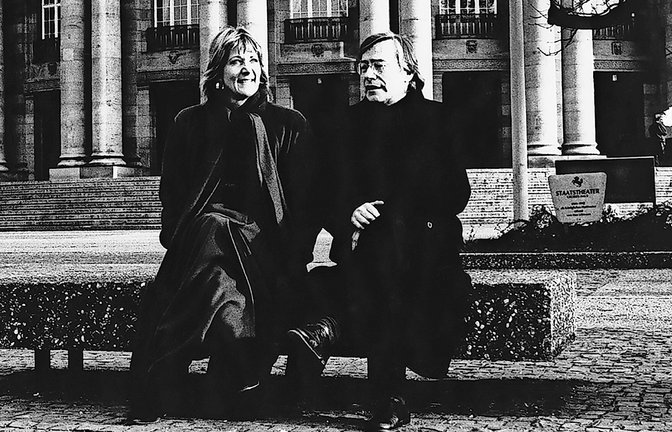 Klaus Zehelein mit seiner Ko-Intendantin Pamela Rosenberg in den 1990er Jahren vor dem Opernhaus in Stuttgart<span class='image-autor'>Foto: Verlag/Archiv Opernwelt</span>