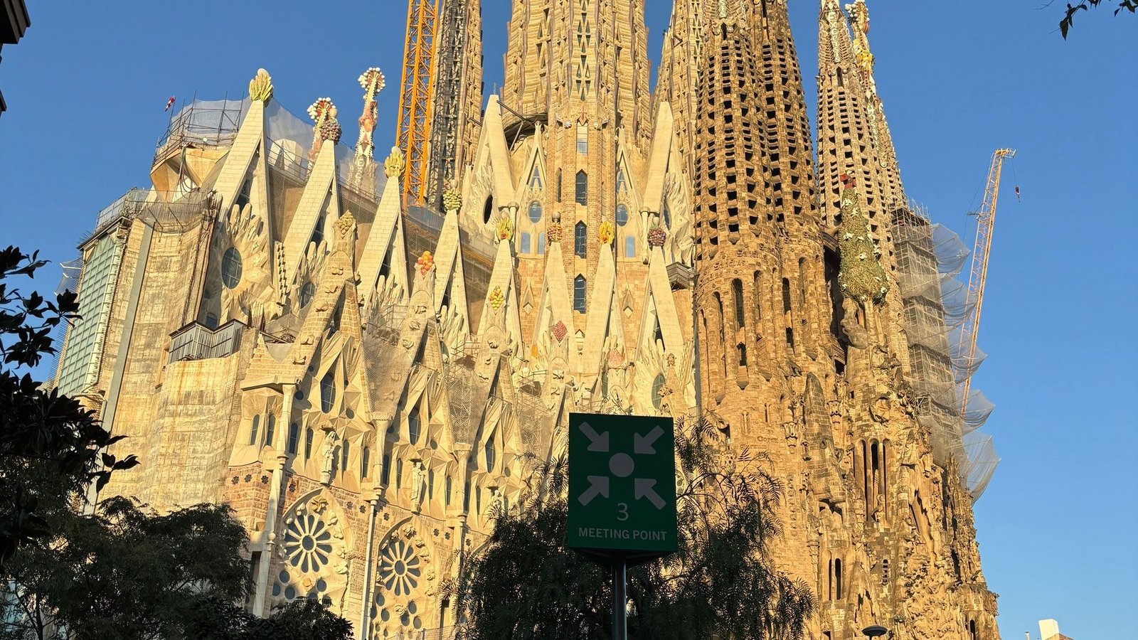 Die Sagrada Familia ist bereits seit Oktober höher als das Ulmer Münster und damit die höchste Kirche der Welt.Foto: Jan-Uwe Ronneburger/dpa