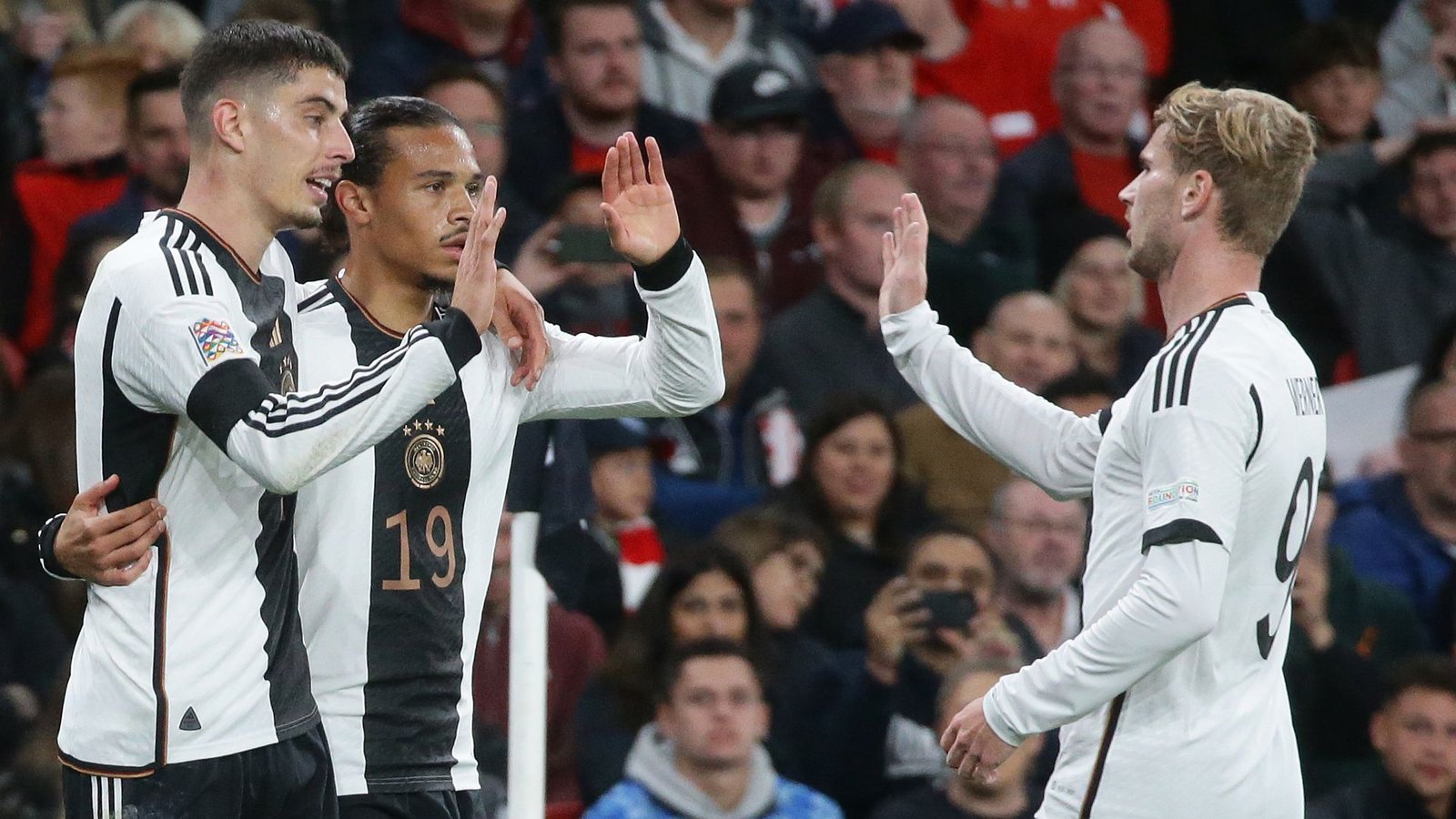 Da war die Welt der deutschen Fußballer noch vollkommen in Ordnung: Timo Werner (li.) und Leroy Sané feiern das 2:0 von Torschütze Kai Havertz (li.).Foto: Baumann/Hansjürgen Britsch