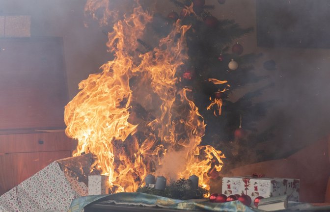 Der richtige Umgang mit Kerzen und offenem Feuer in der Weihnachtszeit, kann Wohnungsbrände  vermeiden.<span class='image-autor'>Foto: Imago/Seeliger</span>