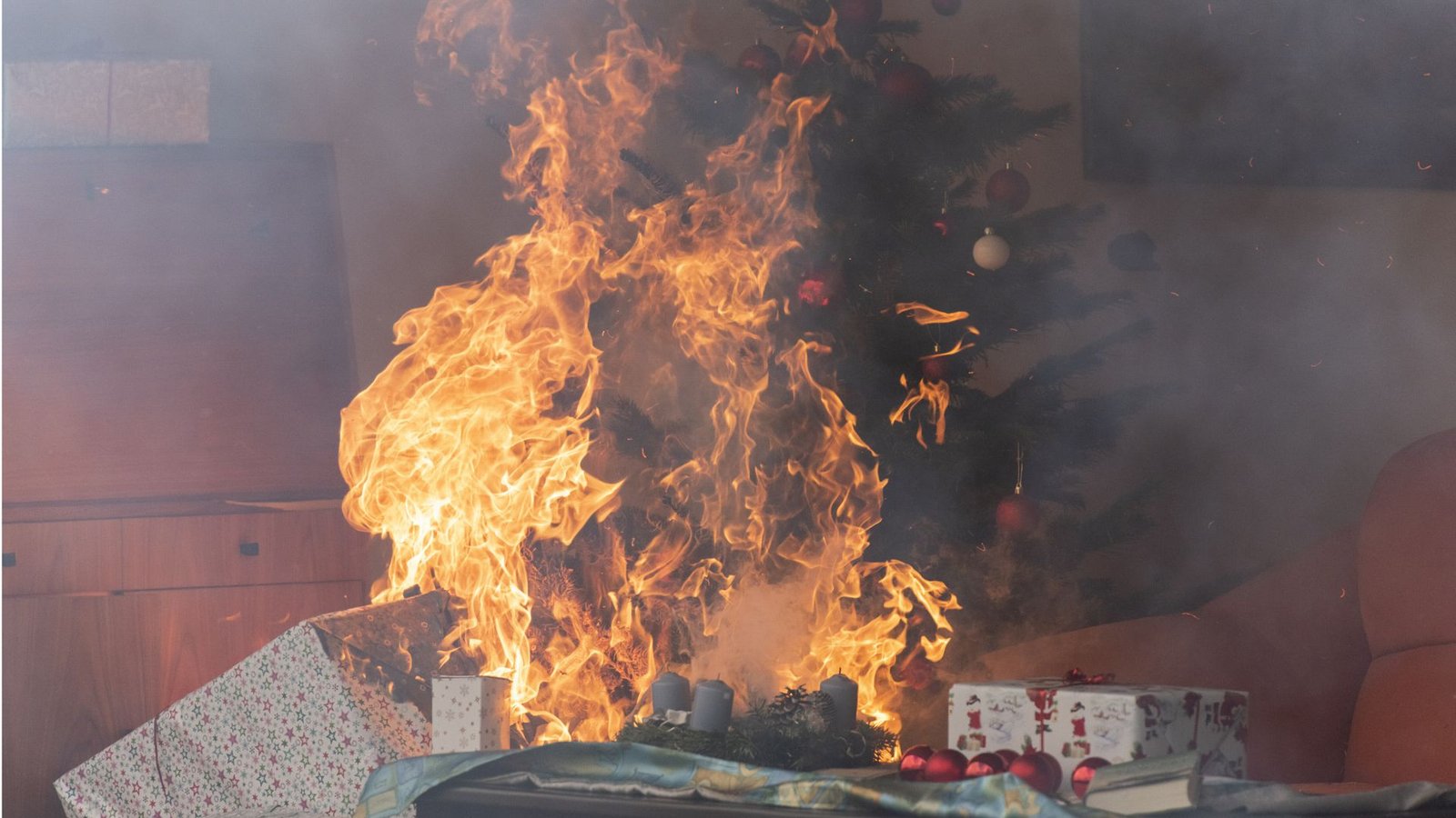 Der richtige Umgang mit Kerzen und offenem Feuer in der Weihnachtszeit, kann Wohnungsbrände vermeiden.Foto: Imago/Seeliger Der richtige Umgang mit Kerzen und offenem Feuer in der Weihnachtszeit, kann Wohnungsbrände vermeiden.Foto: Imago/Seeliger