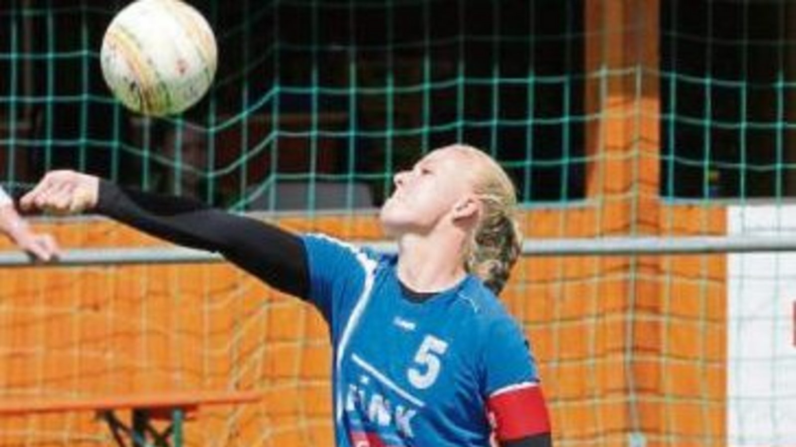 Zum Rundenabschluss spielen Natalie Lochmahr und die TVV-Faustballerinnen noch einmal unterm Kaltenstein. Foto: Nachreiner