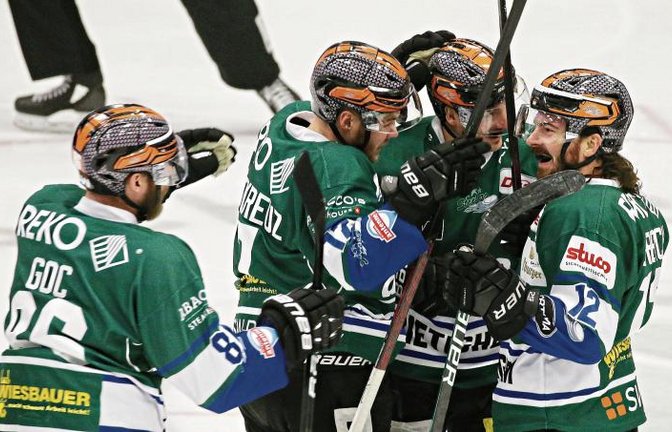 Nicolai Goc, Brett Breitkreuz, Norman Hauner und C.J. Stretch (von links) bejubeln den nächsten Sieg der Bietigheim Steelers. Foto: Archiv/Baumann