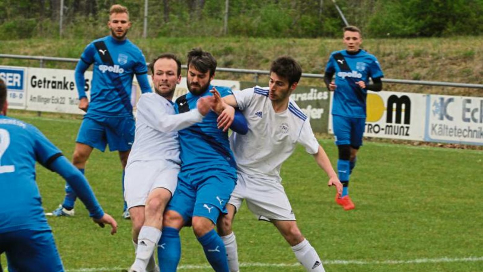 Matthias Hitzler (links) schaltete sich immer wieder in Angriffe mit ein. Hier verliert der SVI-Linksverteidiger aber den Ball an Besigheims Max Eugen Fellmeth (Mitte). Tim Scheuermanns Einsatz ist vergebens.  Foto: Nachreiner