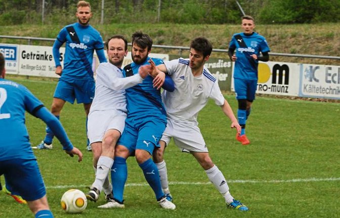 Matthias Hitzler (links) schaltete sich immer wieder in Angriffe mit ein. Hier verliert der SVI-Linksverteidiger aber den Ball an Besigheims Max Eugen Fellmeth (Mitte). Tim Scheuermanns Einsatz ist vergebens.  Foto: Nachreiner