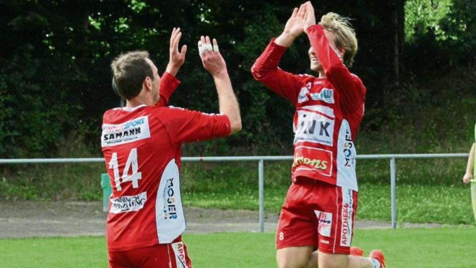 Das war spitze: Daniel Wörsinger (rechts) und Marc Krüger bejubeln den Klassenerhalt in der 1. Faustball-Bundesliga Süd. Foto: Archiv/Nachreiner Das war spitze: Daniel Wörsinger (rechts) und Marc Krüger bejubeln den Klassenerhalt in der 1. Faustball-Bundesliga Süd. Foto: Archiv/Nachreiner