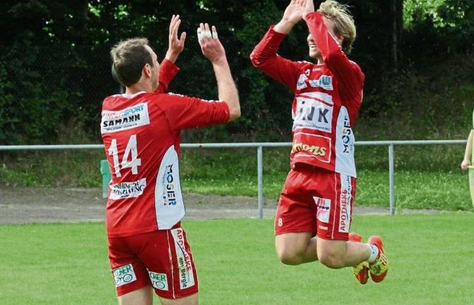 Das war spitze: Daniel Wörsinger (rechts) und Marc Krüger bejubeln den Klassenerhalt in der 1. Faustball-Bundesliga Süd. Foto: Archiv/Nachreiner