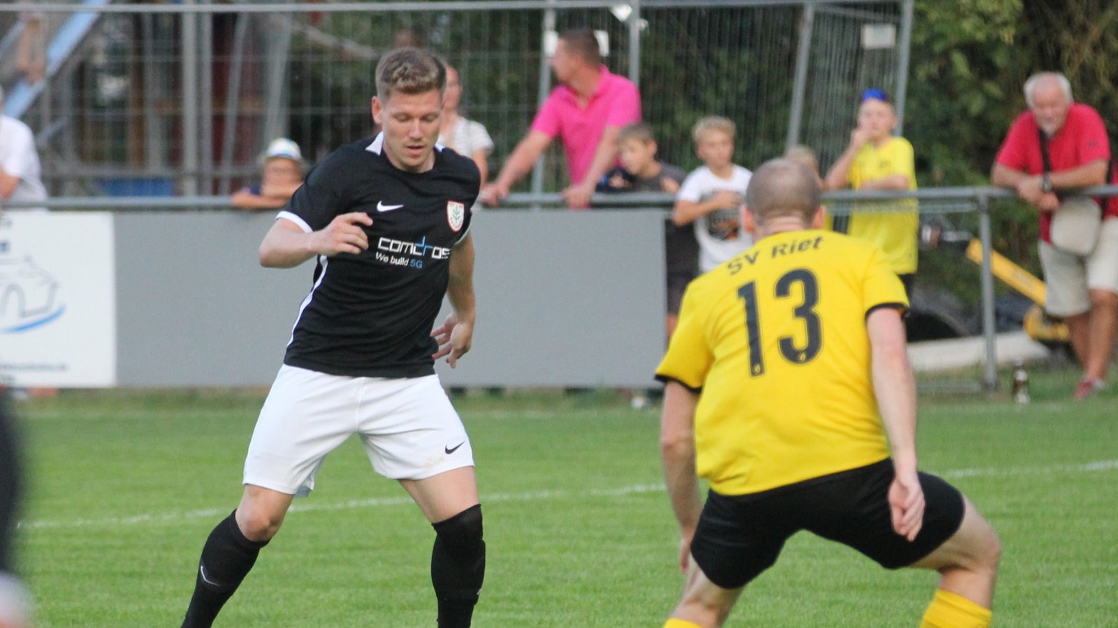 Eric Schmidtke (links) hält beim TSV Nussdorf seit Beginn der laufenden Saison die Abwehr zusammen. In Schwieberdingen klappt das diesmal nicht so gut. Foto: Archiv/Dittrich Eric Schmidtke (links) hält beim TSV Nussdorf seit Beginn der laufenden Saison die Abwehr zusammen. In Schwieberdingen klappt das diesmal nicht so gut. Foto: Archiv/Dittrich