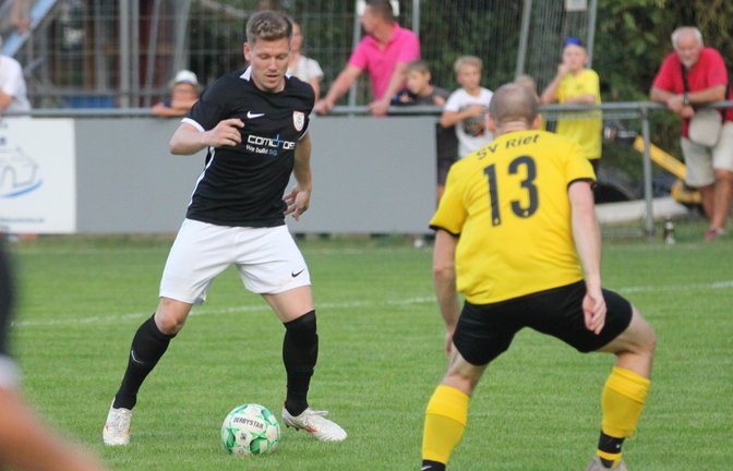Eric Schmidtke (links) hält beim TSV Nussdorf seit Beginn der laufenden Saison die Abwehr zusammen. In Schwieberdingen klappt das diesmal nicht so gut. <span class='image-autor'>Foto: Archiv/Dittrich</span>