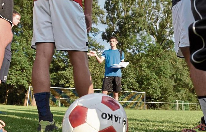 Bevor es auf die erste Runde durch den Wald geht, bespricht SVR-Spielertrainer Sinan Yilmaz mit den Spielern des SV Riet den Vorbereitungsplan. Foto: Leitner