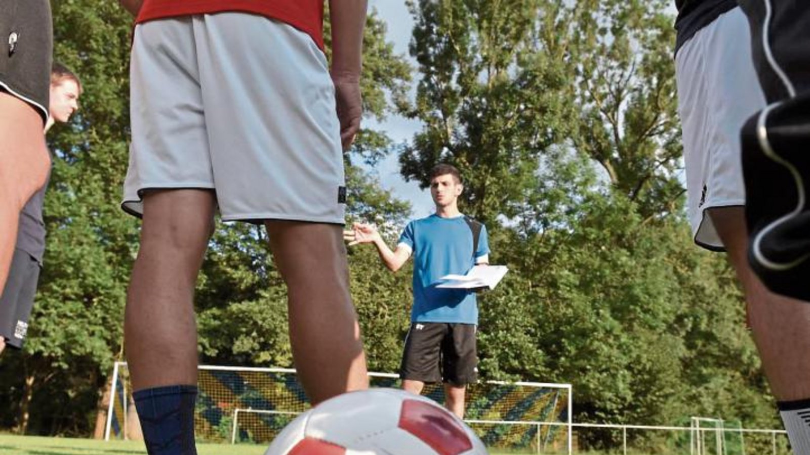 Bevor es auf die erste Runde durch den Wald geht, bespricht SVR-Spielertrainer Sinan Yilmaz mit den Spielern des SV Riet den Vorbereitungsplan. Foto: Leitner Bevor es auf die erste Runde durch den Wald geht, bespricht SVR-Spielertrainer Sinan Yilmaz mit den Spielern des SV Riet den Vorbereitungsplan. Foto: Leitner