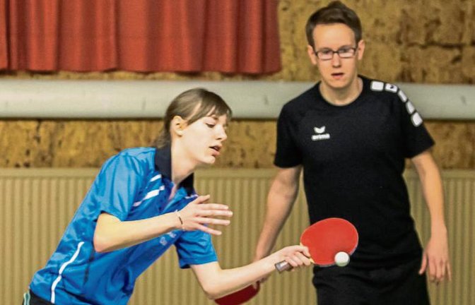Daniela Schlag (links) und David Jäckel vom TSV Aurich mussten sich beim Mitternachts-Mixedturnier in Großglattbach mit dem dritten Platz begnügen. Foto: Simecek
