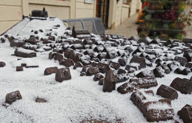 Auch Mini-Vaihingen vor dem Rathaus war schon schneebedeckt.  Foto: Rücker