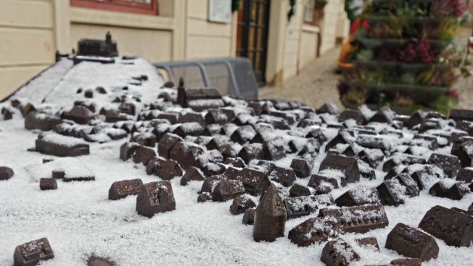Auch Mini-Vaihingen vor dem Rathaus war schon schneebedeckt.  Foto: Rücker