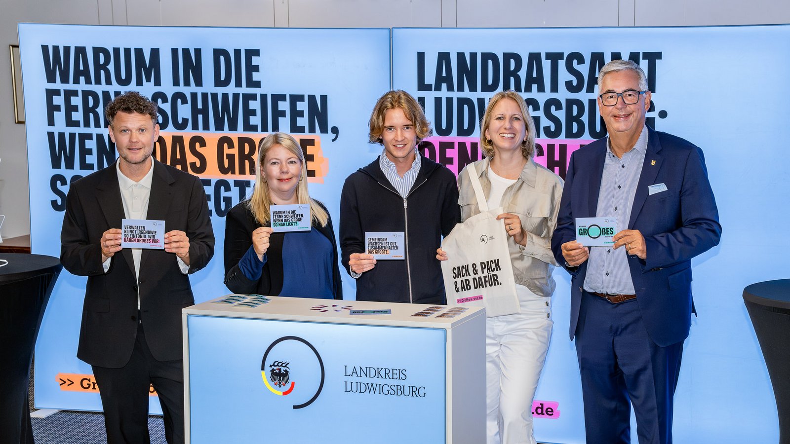 Beim Start der Personalmarketingkampagne von links: Felix Schlepps (Agentur Kavallerie), Mitarbeiterin Anja (Jobcenter), Lucas Maier und Nina Ehmann (beide Fachbereich Personal) und Landrat Dietmar Allgaier (Bild: Landratsamt Ludwigsburg). Beim Start der Personalmarketingkampagne von links: Felix Schlepps (Agentur Kavallerie), Mitarbeiterin Anja (Jobcenter), Lucas Maier und Nina Ehmann (beide Fachbereich Personal) und Landrat Dietmar Allgaier (Bild: Landratsamt Ludwigsburg).