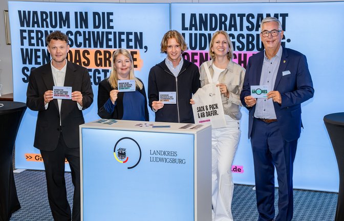 Beim Start der Personalmarketingkampagne von links: Felix Schlepps (Agentur Kavallerie), Mitarbeiterin Anja (Jobcenter), Lucas Maier und Nina Ehmann (beide Fachbereich Personal) und Landrat Dietmar Allgaier (Bild: Landratsamt Ludwigsburg). 