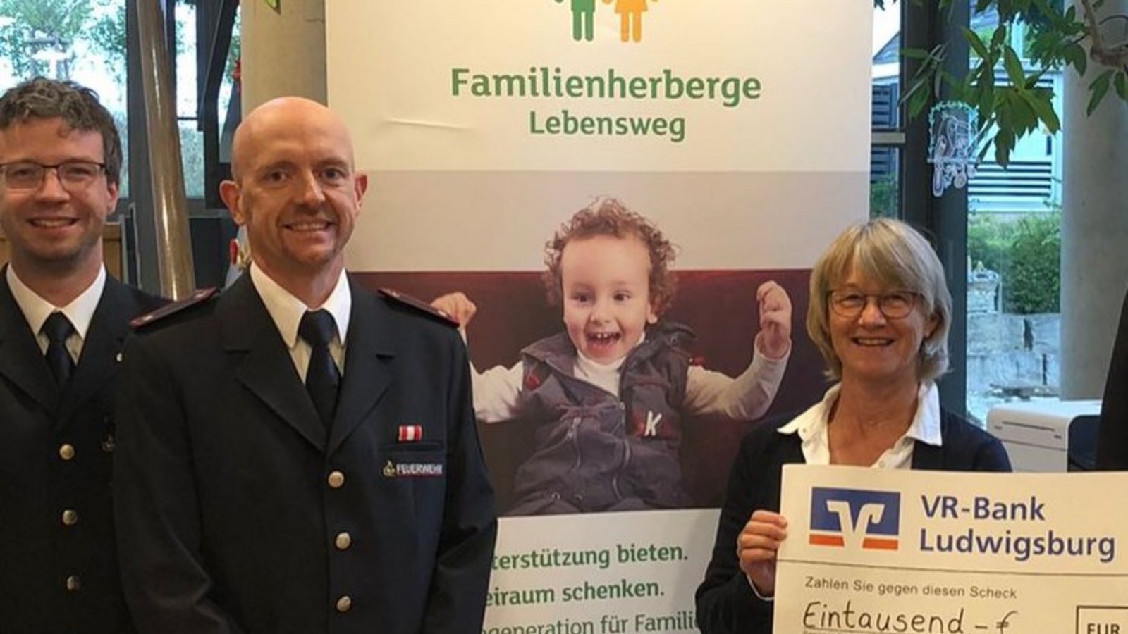 Scheckübergabe bei der Familienherberge Lebensweg in Schützingen. Foto: p Scheckübergabe bei der Familienherberge Lebensweg in Schützingen. Foto: p