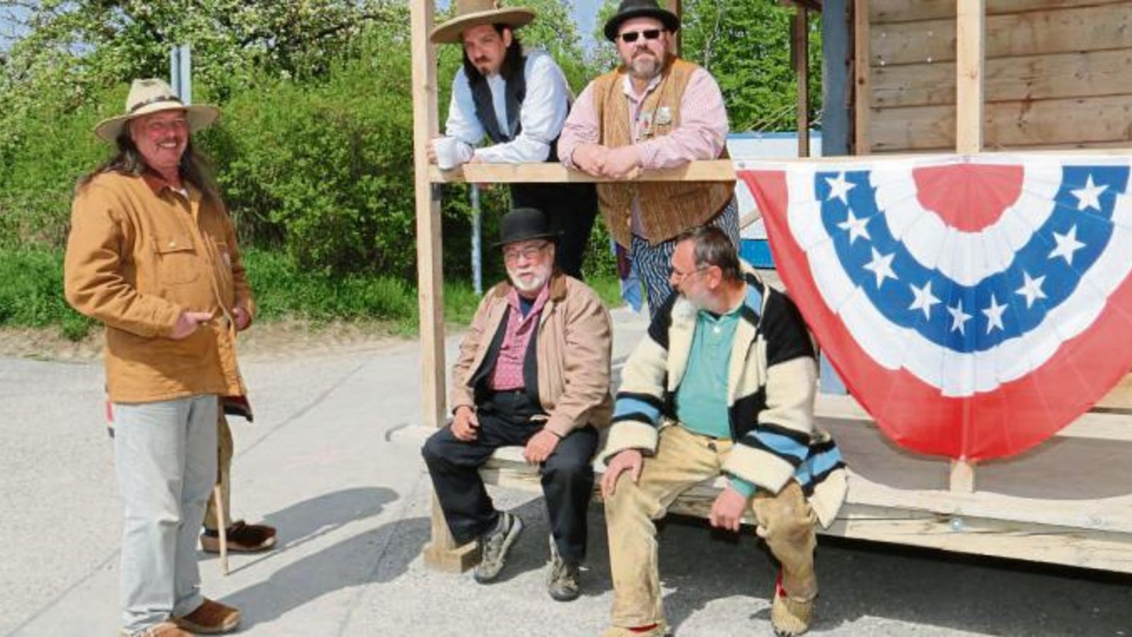 Sonne tanken am Saloon, mit dabei der Vorsitzende der Westernfreunde Robert Supper (Bildmitte). Sonne tanken am Saloon, mit dabei der Vorsitzende der Westernfreunde Robert Supper (Bildmitte).