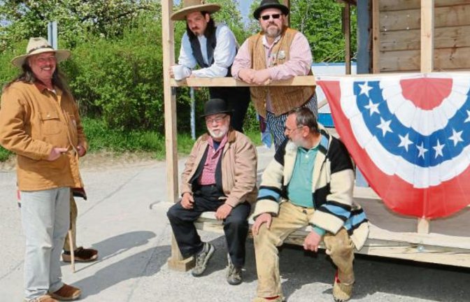 Sonne tanken am Saloon, mit dabei der Vorsitzende der Westernfreunde Robert Supper (Bildmitte).