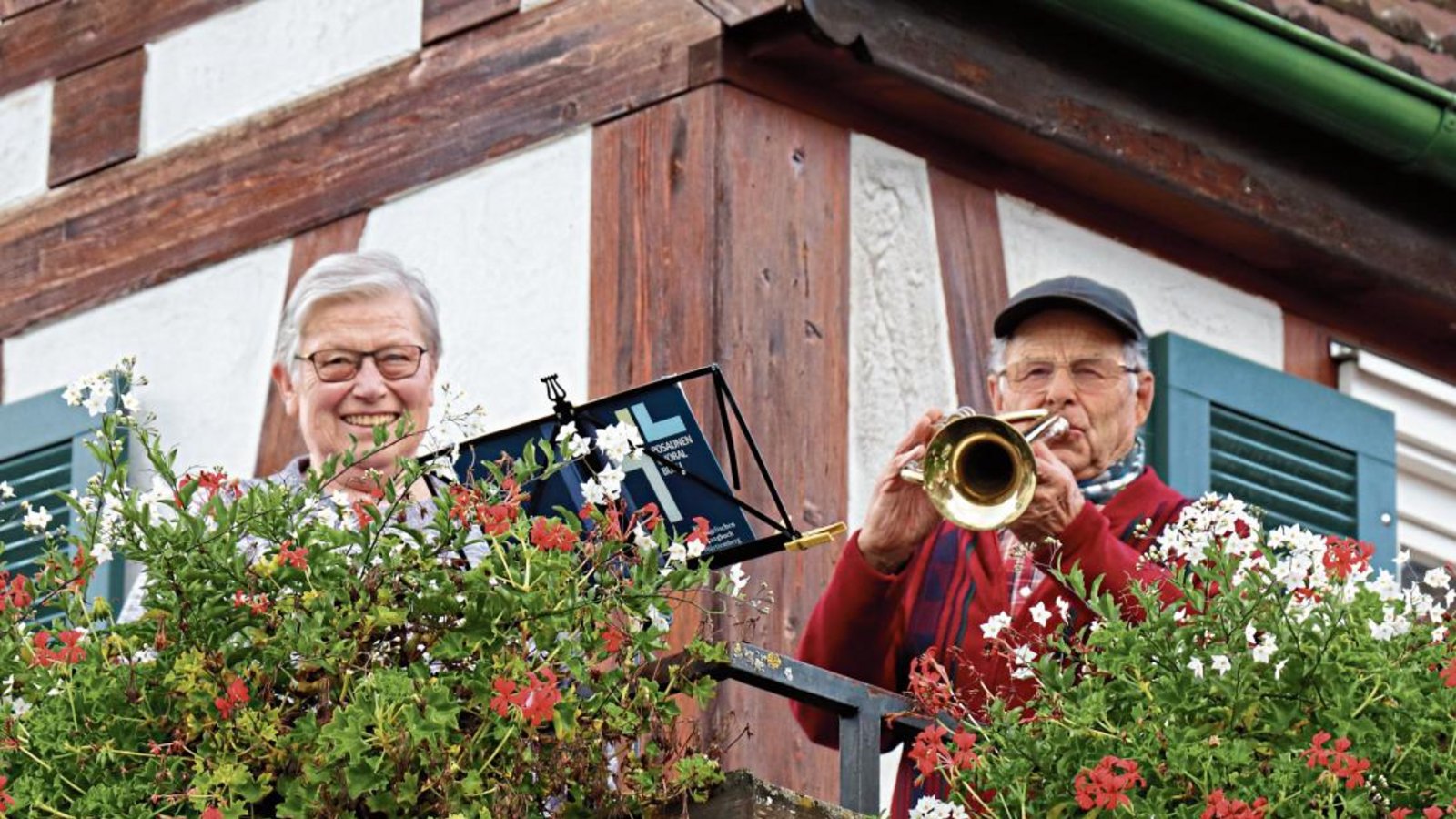 Adolf Beck wird von seiner Frau Gudrun seit Ostern bei seinem fast täglichen Trompetenspiel unterstützt.  Fotos: Gergen