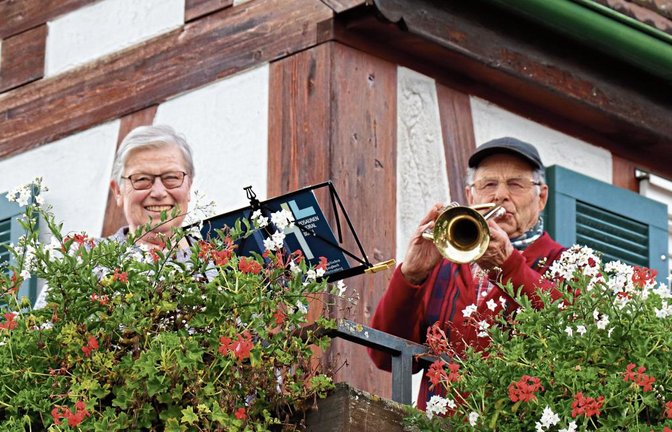 Adolf Beck wird von seiner Frau Gudrun seit Ostern bei seinem fast täglichen Trompetenspiel unterstützt.  Fotos: Gergen