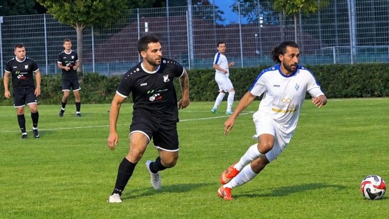 In der zweiten Runde setzte sich der TSV Dagersheim (in Schwarz) standesgemäß gegen die SV Böblingen II (in Weiß) durch: Als nächstes kommt es zum Duell mit der eigenen zweiten Mannschaft.Maximilian Schöbel In der zweiten Runde setzte sich der TSV Dagersheim (in Schwarz) standesgemäß gegen die SV Böblingen II (in Weiß) durch: Als nächstes kommt es zum Duell mit der eigenen zweiten Mannschaft.Maximilian Schöbel
