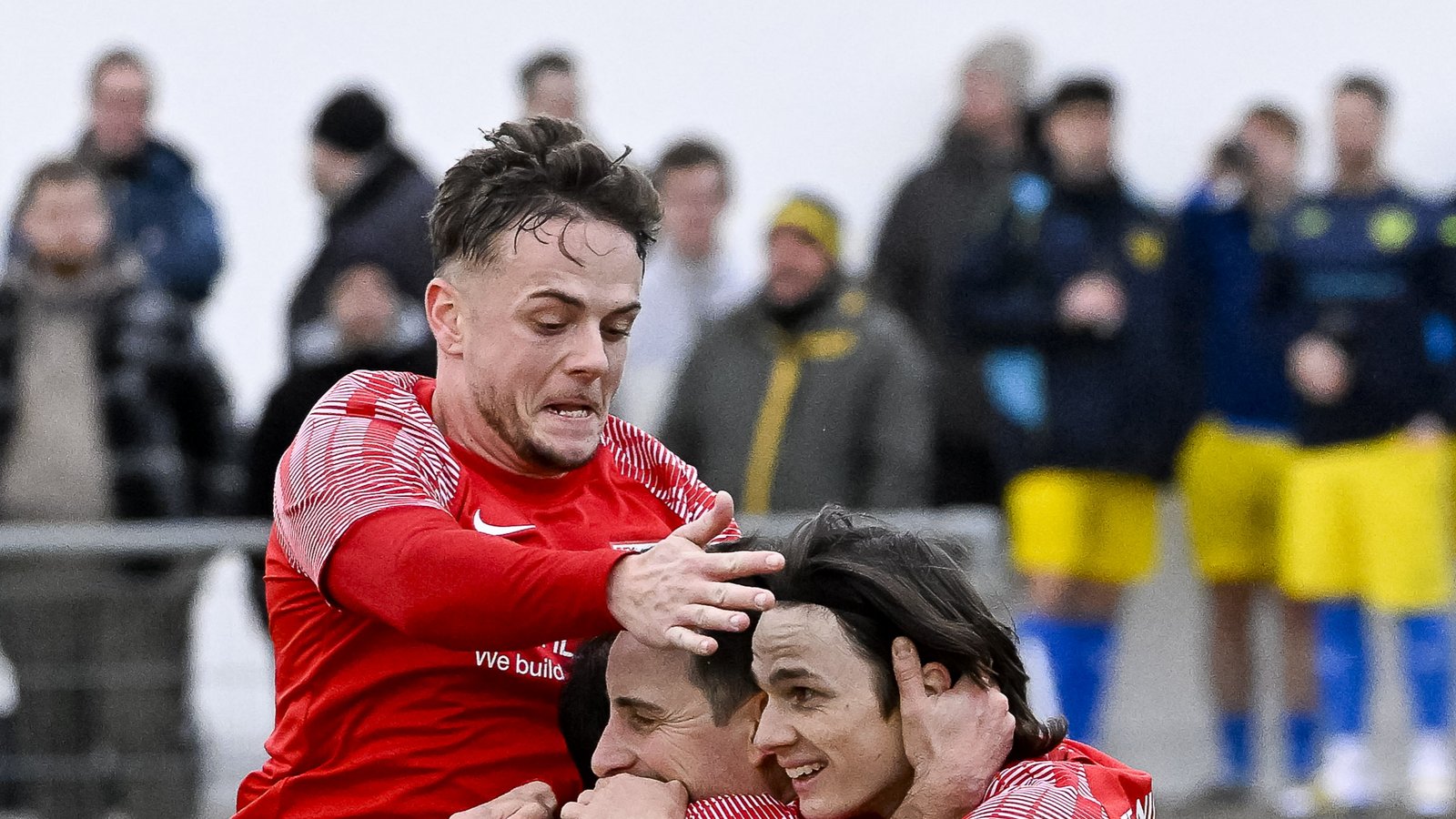 Freude über das 1:0 in Nussdorf: Adrian Böhme springt auf die Spielertraube um den Torschützen und Trainer Johannes Wizemann. Foto: Leitner Freude über das 1:0 in Nussdorf: Adrian Böhme springt auf die Spielertraube um den Torschützen und Trainer Johannes Wizemann. Foto: Leitner