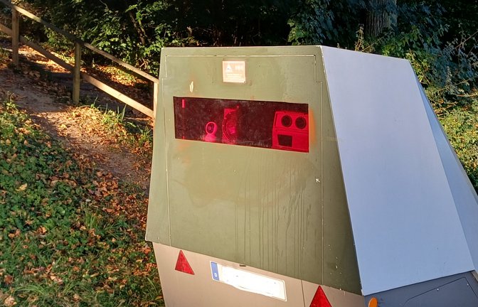 Die Morgensonne enthüllt, dass im sogenannten Enforcement-Trailer die Blitzerkamera mit dem lustigen Gesicht auf ihren Einsatz wartet.  <span class='image-autor'>Foto: Rücker</span>