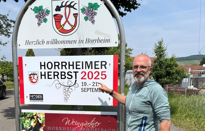 Nach Maientag und Pfingstmarkt wird in Horrheim bereits das nächste große Fest vorbereitet: Ortschaftsrat Karsten Thalheimer hängt die Schilder für den Horrheimer Herbst an die Ortseingänge. Das Heimatfest findet vom 19. bis 21 September statt.  <span class='image-autor'>Foto: p</span>