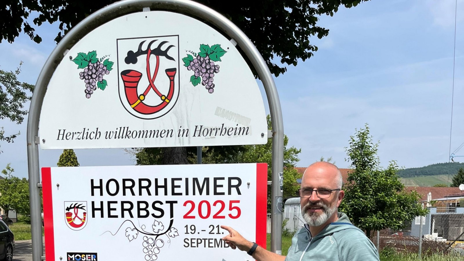 Nach Maientag und Pfingstmarkt wird in Horrheim bereits das nächste große Fest vorbereitet: Ortschaftsrat Karsten Thalheimer hängt die Schilder für den Horrheimer Herbst an die Ortseingänge. Das Heimatfest findet vom 19. bis 21 September statt.  Foto: p