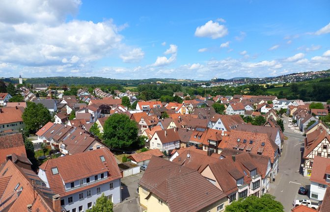 Neue Perspektiven mit Blick über Enzweihingen bis nach Vaihingen eröffnet das Baugerüst am Turm der Martinskirche. <span class='image-autor'>Foto: Pfisterer</span>