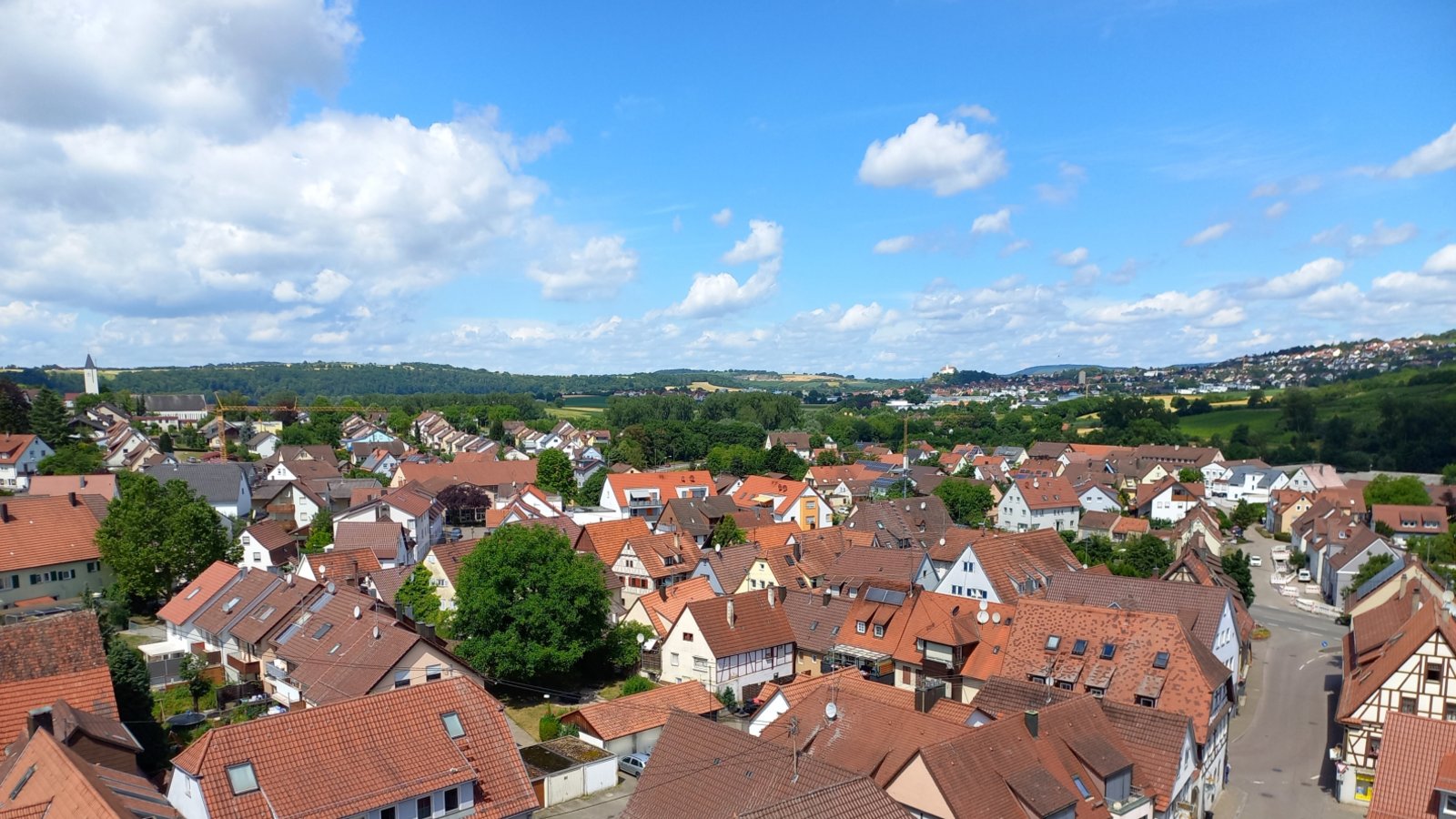 Neue Perspektiven mit Blick über Enzweihingen bis nach Vaihingen eröffnet das Baugerüst am Turm der Martinskirche. Foto: Pfisterer Neue Perspektiven mit Blick über Enzweihingen bis nach Vaihingen eröffnet das Baugerüst am Turm der Martinskirche. Foto: Pfisterer