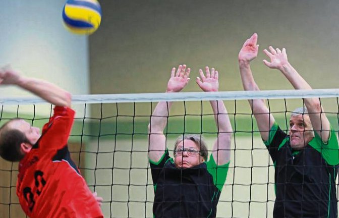 Andreas Beuchle und Eike Kobes (von rechts) machen sich lang, um einen Schmetterball zu blocken. In der D-Klasse sollen jetzt auch wieder die Ergebnisse stimmen. Foto: Küppers