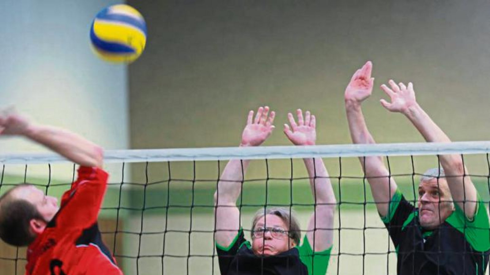 Andreas Beuchle und Eike Kobes (von rechts) machen sich lang, um einen Schmetterball zu blocken. In der D-Klasse sollen jetzt auch wieder die Ergebnisse stimmen. Foto: Küppers Andreas Beuchle und Eike Kobes (von rechts) machen sich lang, um einen Schmetterball zu blocken. In der D-Klasse sollen jetzt auch wieder die Ergebnisse stimmen. Foto: Küppers