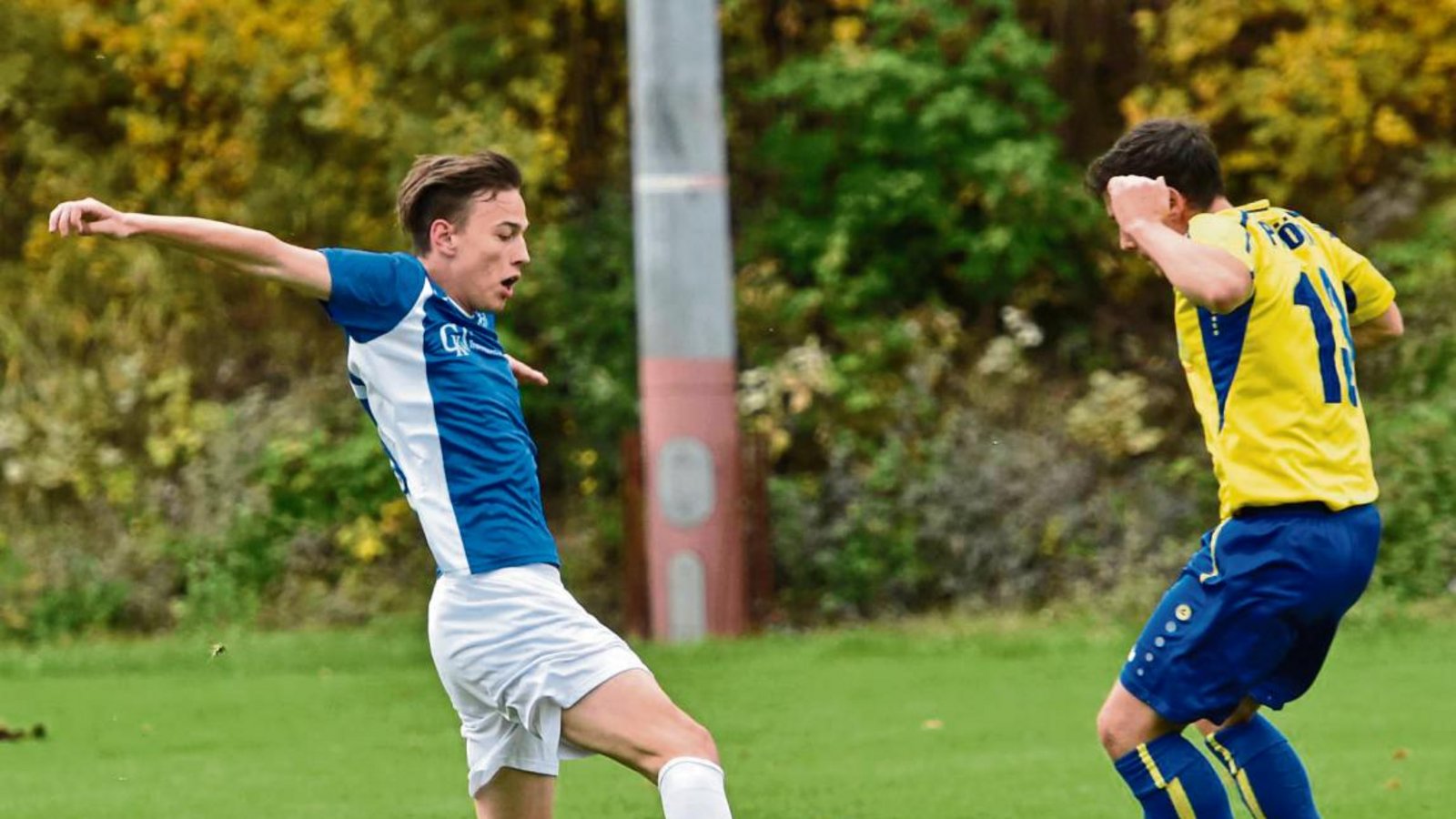 Selten kamen die Auricher wie hier Marc Schwab (links) gegen Flavio Knapp vor den Lomersheimern an den Ball. Foto: Leitner Selten kamen die Auricher wie hier Marc Schwab (links) gegen Flavio Knapp vor den Lomersheimern an den Ball. Foto: Leitner