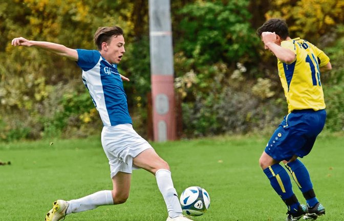 Selten kamen die Auricher wie hier Marc Schwab (links) gegen Flavio Knapp vor den Lomersheimern an den Ball. Foto: Leitner
