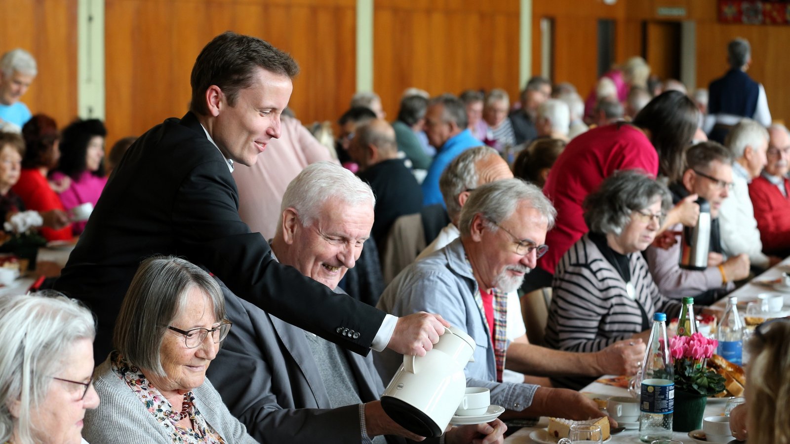 Auch Bürgermeister Carsten Willing reiht sich bei den Servicekräften ein und schenkt einigen der gut 200 Besucher des Seniorennachmittags eigenhändig den Kaffee ein. Fotos: Küppers Auch Bürgermeister Carsten Willing reiht sich bei den Servicekräften ein und schenkt einigen der gut 200 Besucher des Seniorennachmittags eigenhändig den Kaffee ein. Fotos: Küppers